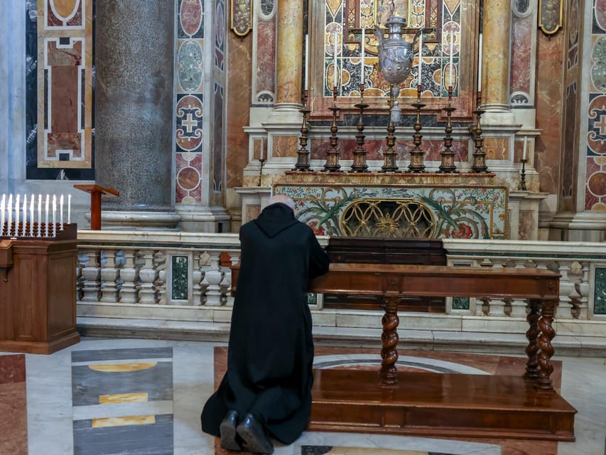 Rome: St. Peter's Basilica, La Pietà, Papal Tombs and Dome - Timing, clothing, and practical limits
