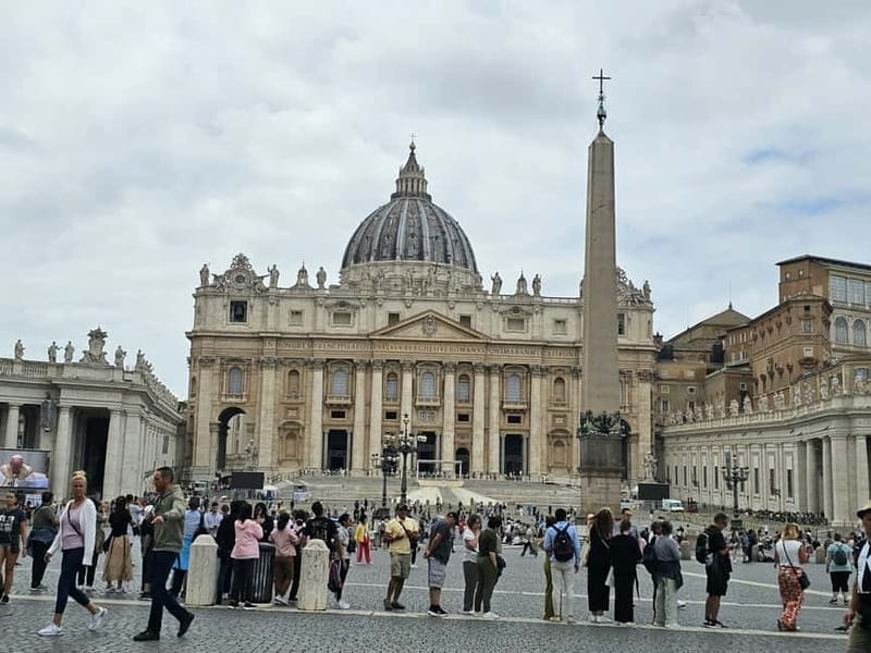 Rome: St. Peter's Basilica & Papal Tombs Tour with Dome - What the guides add to the visit