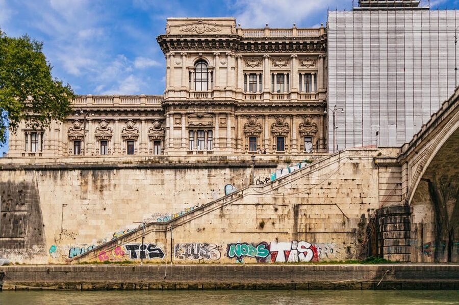Rome: Tiber River Urban Rafting Tour with Roman Pizza - What the guides add to the experience