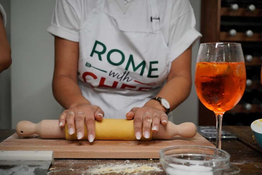 Rome: Traditional Pasta with Cocktails Cooking Class - Why the group size matters