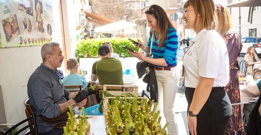 Rome: Trastevere & Campo de Fiori Street Food Walking Tour - Meeting the guide at Piazza San Simeone