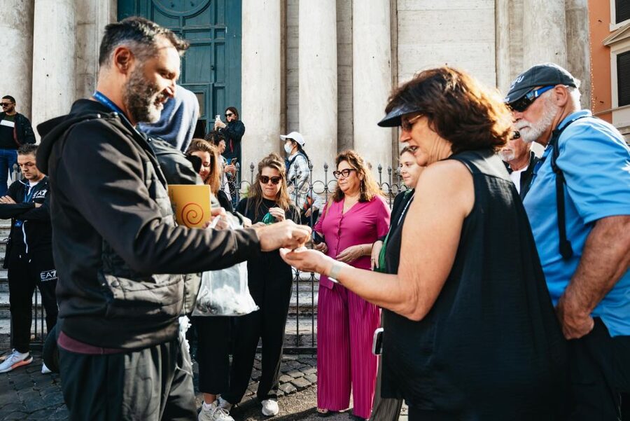 Rome: Trevi Fountain and Underground Guided Tour - Meeting your guide beside the Trevi Fountain