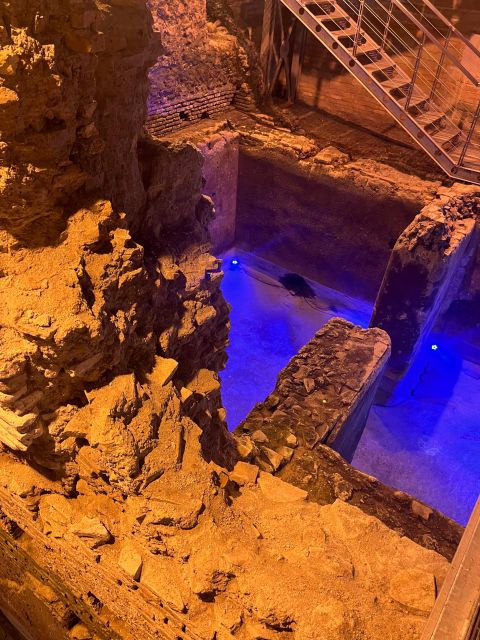 Rome: Trevi Fountain District Underground Tour and Ice Cream - Gelato from a historic shop