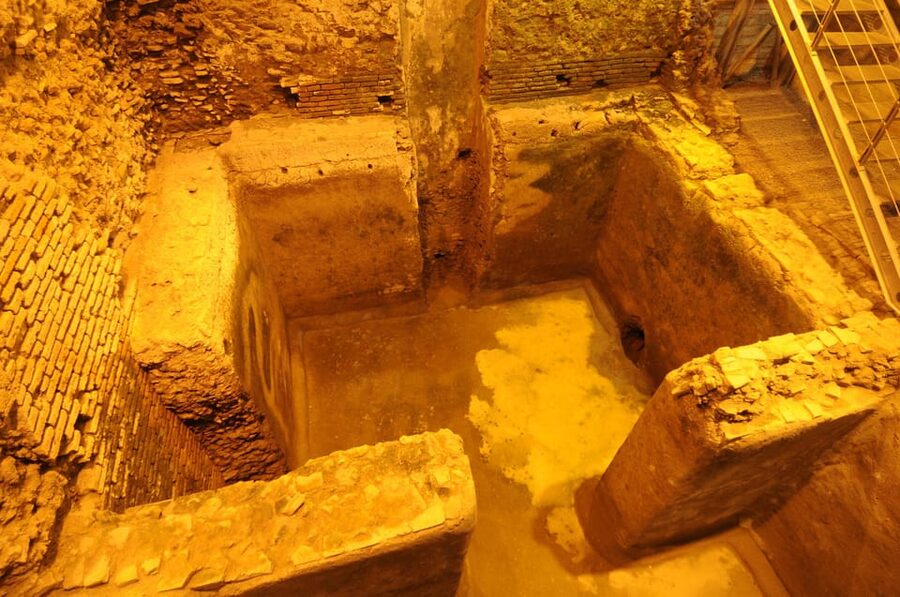 Rome: Trevi Fountain District Underground Tour and Ice Cream - Is $52 good value for one hour?