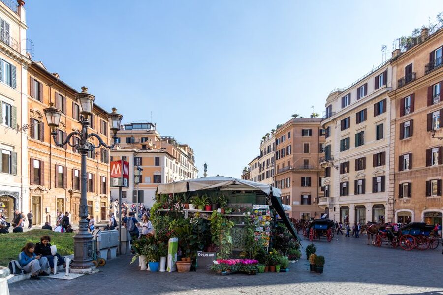 Rome: Trevi Fountain, Spanish Steps & Pantheon Walking Tour - A gelato break with practical value