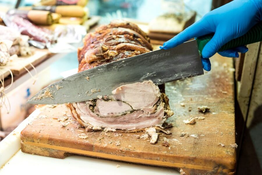 Rome: Twilight Trastevere Food Tour with Wine Tasting - Porchetta and the flavor of a Roman food shop