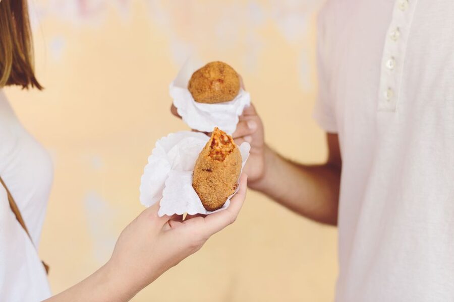 Rome: Twilight Trastevere Food Tour with Wine Tasting - Learning to spot real gelato