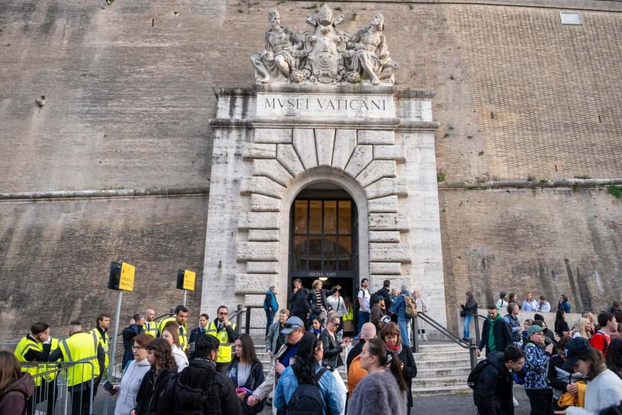 Rome: Vatican Museums & Sistine Chapel Tour with Fast Entry - Entering the Sistine Chapel