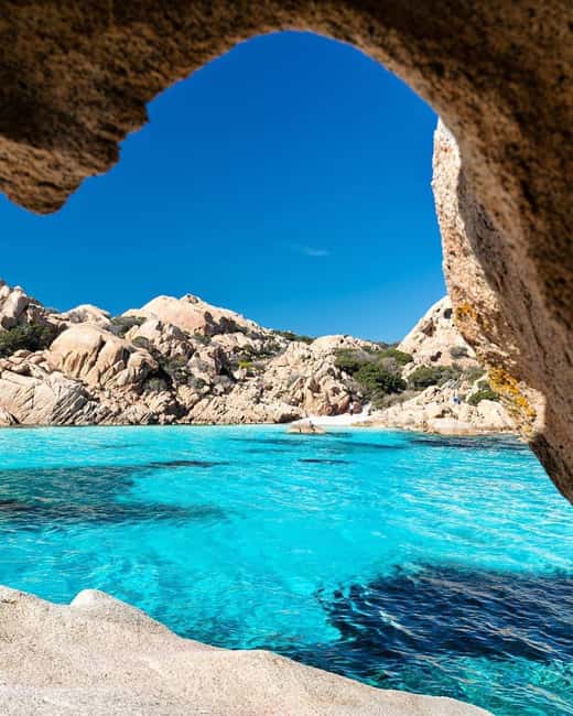 Sardegna: Tavolara Boat Tour with Snorkeling - What the guides add to the morning