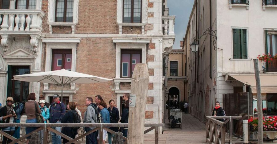 Secret Venice & Gondola Tour - The charm of lesser-known piazzas