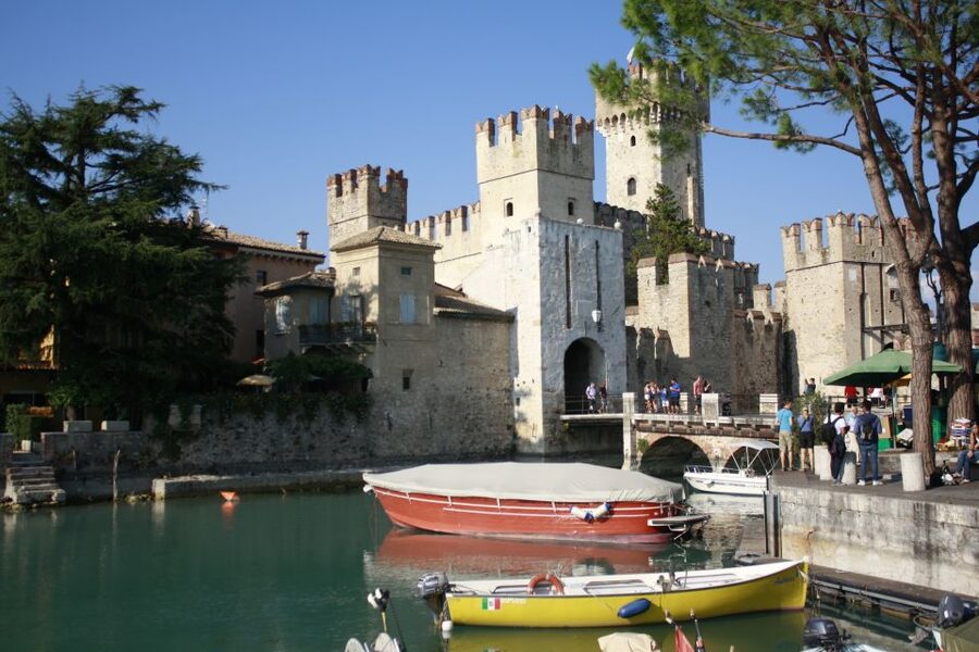 Sirmione: 25 Minute Boat Cruise around the Peninsula - What the live commentary adds