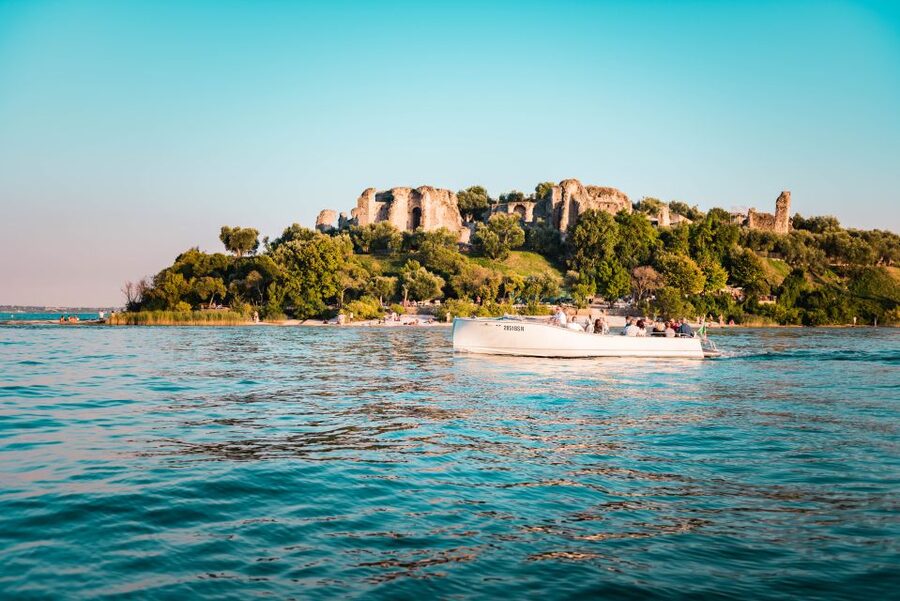 Sirmione: Sunset Boat Cruise with Local Wine - Shared boat or private cruise?
