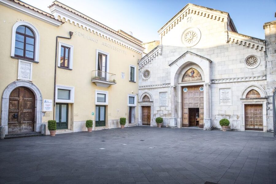 Sorrento: Guided Walking Tour & Limoncello Tasting - Sedil Dominova reveals Sorrento’s civic past