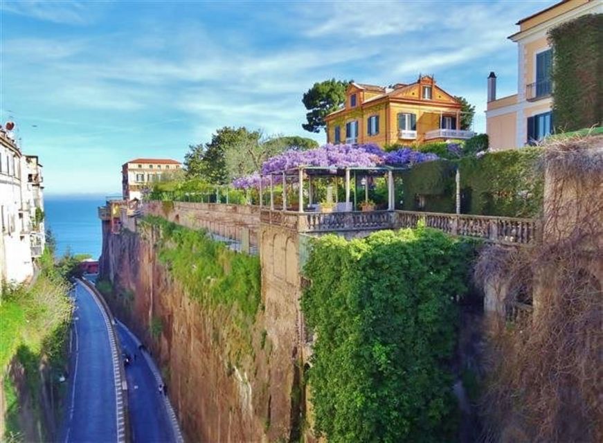 Sorrento: Guided Walking Tour & Limoncello Tasting - Meeting Mario at the edge of the old town