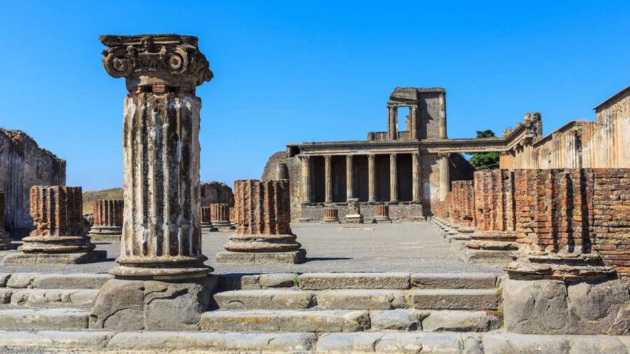 Sorrento: Skip-the-Line Pompeii Express Tour by Train - Why a guide helps at Pompeii