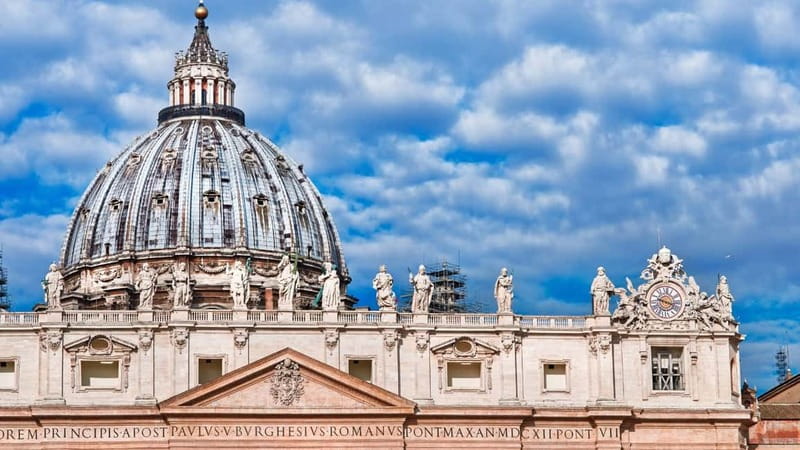 St. Peter's Dome Climb, Basilica and Vatacombs Tour - What the guide adds to the experience