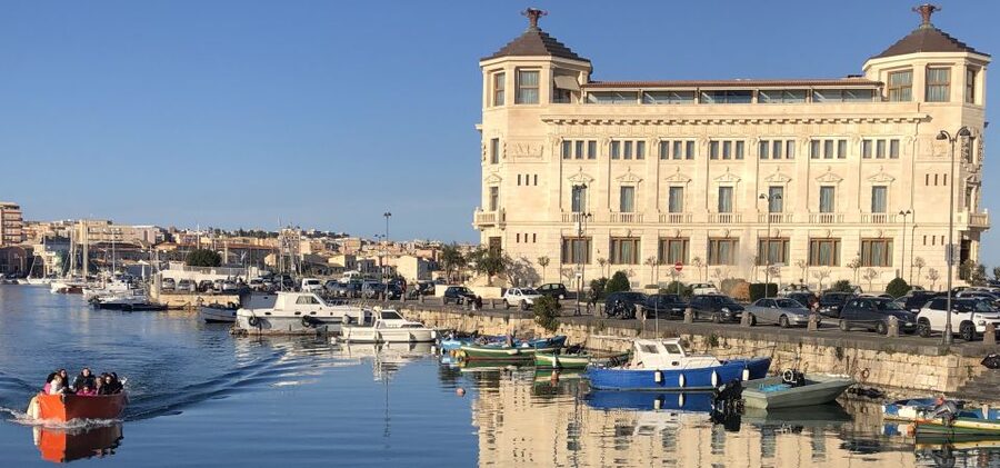 Syracuse: Boat Trip of Ortigia Island and Sea Caves - Checking in near Pizzeria K7