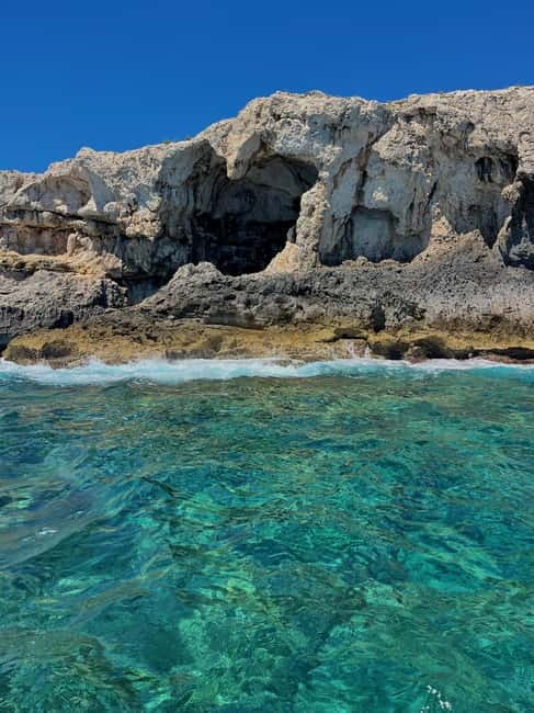 Syracuse: Ortigia Island and Sea Caves Boat Tour with Drinks - Sea caves and the heart-shaped opening