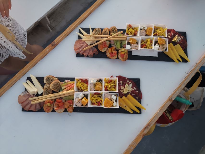 Syracuse: Ortigia Sunset Cruise with Aperitif - Setting out from the small port