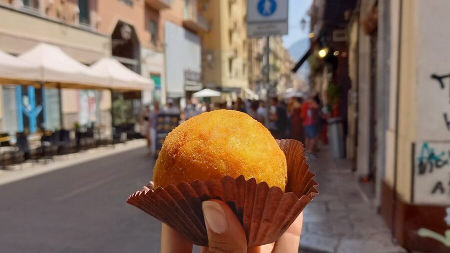 Syracuse: Street Food Walking Tour in Ortigia with Tastings - Arethusa Spring, liqueur, and the final stop
