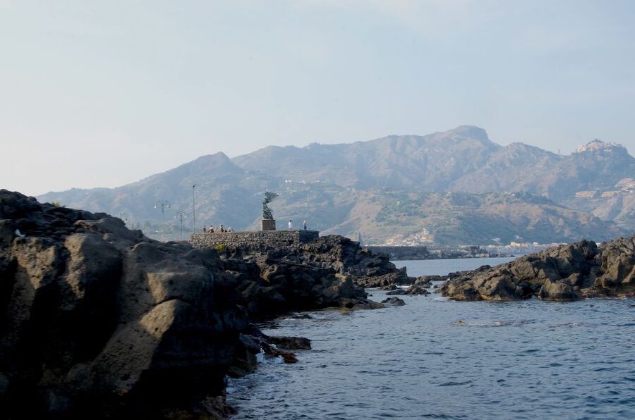 Taormina: White Lotus Tour - Dolphins, golden light, and the best departure time