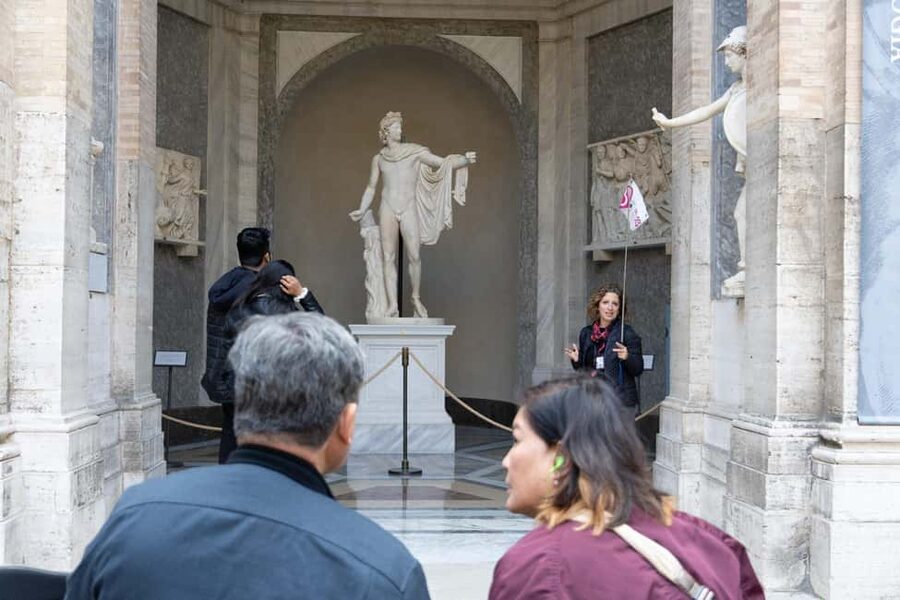 Vatican Museums & Sistine Chapel Skip-the-Ticket-Line Tour - Meeting the guide and getting inside