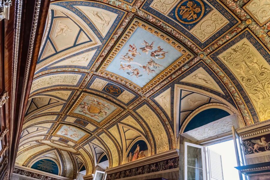 Vatican Museums & Sistine Chapel Tour with Optional Basilica - Why the Vatican needs a guide