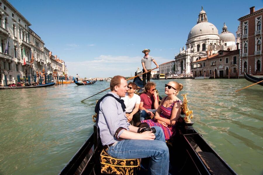 Venetian Private Sandolo tour - Why a sandolo feels different from a gondola