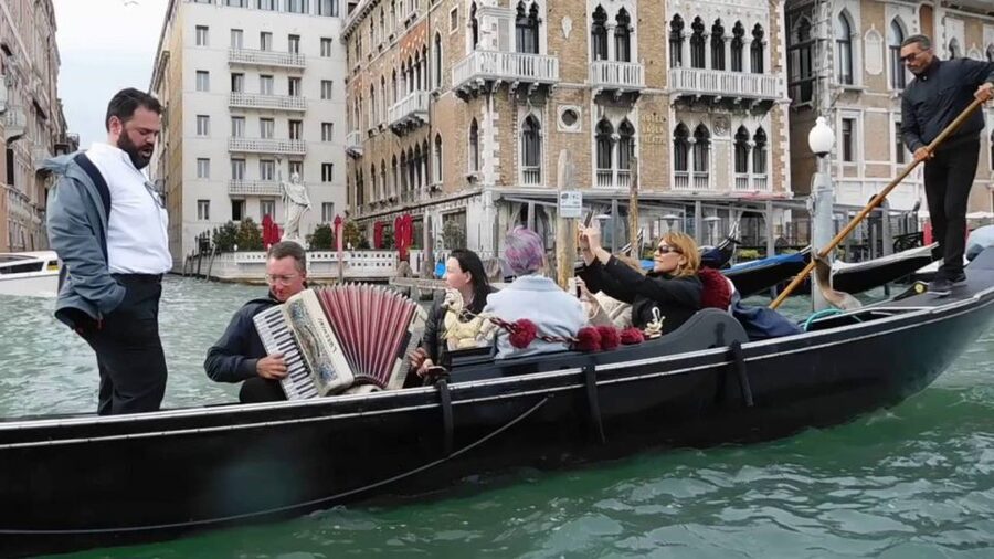 Venice: 30-Minute Gondola Ride on Grand Canal with Serenade - Key points to know before booking
