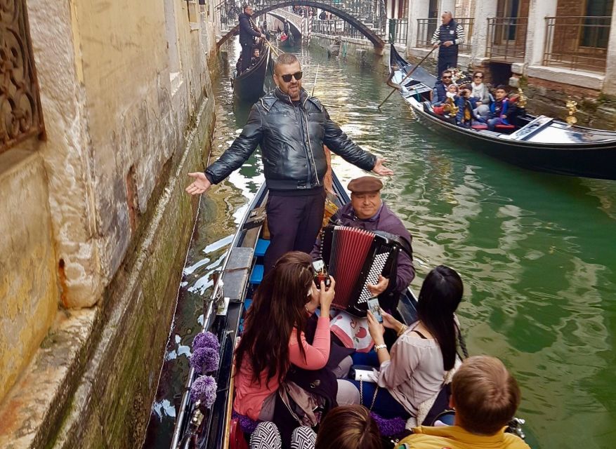 Venice: 30-Minute Gondola Ride on Grand Canal with Serenade - The $59.22 price and the shared ride question