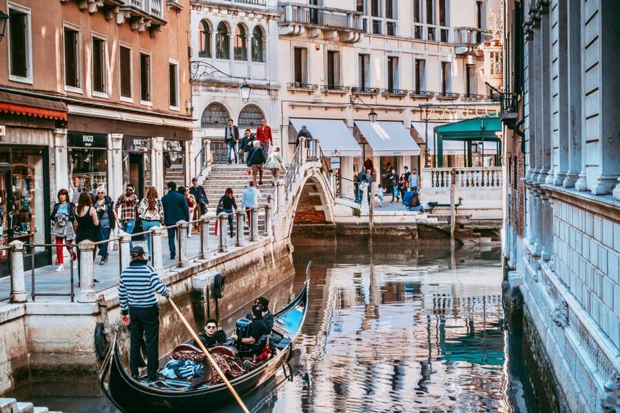 Venice: 30-Minute Gondola Ride on Grand Canal with Serenade - How the serenade works