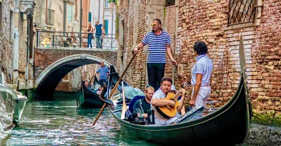 Venice: 30-Minute Gondola Ride on Grand Canal with Serenade - Starting at Santa Maria del Giglio
