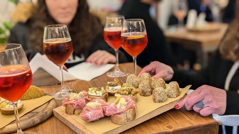 Venice: Cicchetti, Spritz, and Wine Tour in Ghetto Ebraico - The first bar: wine and food together