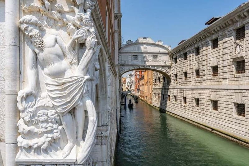 Venice: Doge Palace Guided Tour & Secret Itineraries Option - Meeting the guide and entering the palace