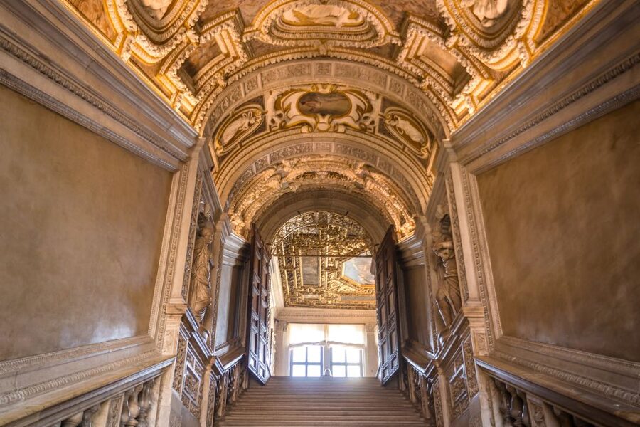 Venice: Doge's Palace, Bridge of Sighs & Prisons Guided Tour - Entering through the Gothic palace