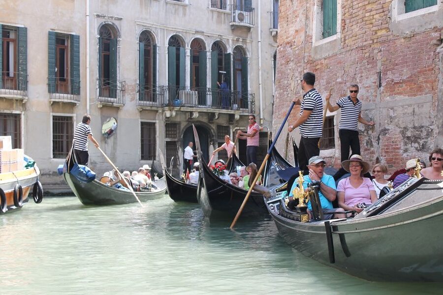Venice: Grand Canal by Gondola with Live Commentary - A gondola ride with more than a photo stop
