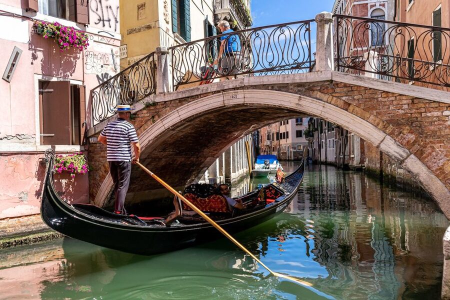 Venice: Grand Canal by Gondola with Live Commentary - How the gondola seating works