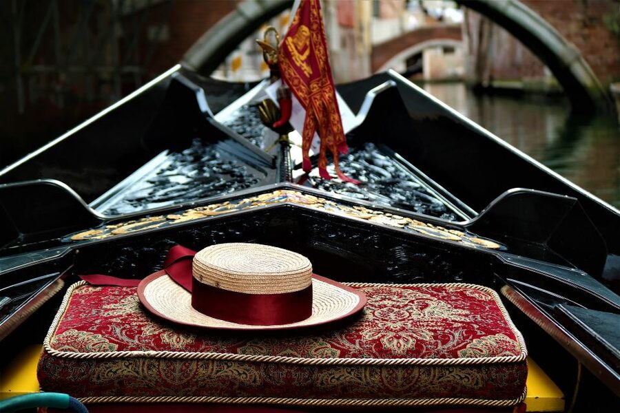 Venice: Grand Canal by Gondola with Live Commentary - The Gondola Gallery and 3D presentation