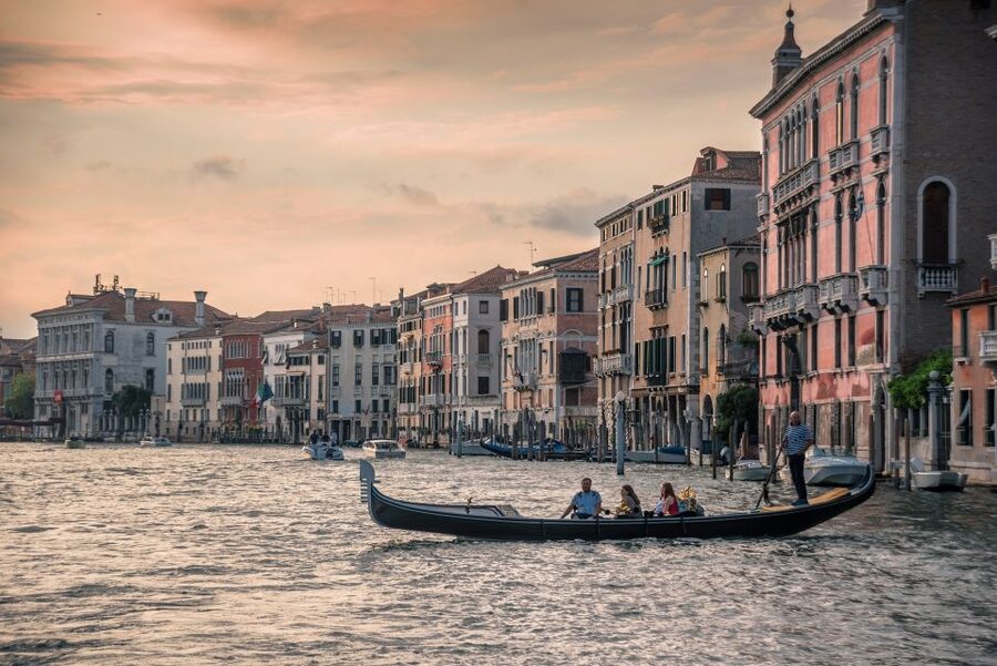 Venice: Grand Canal by Gondola with Live Commentary - Timing, weather, and practical details
