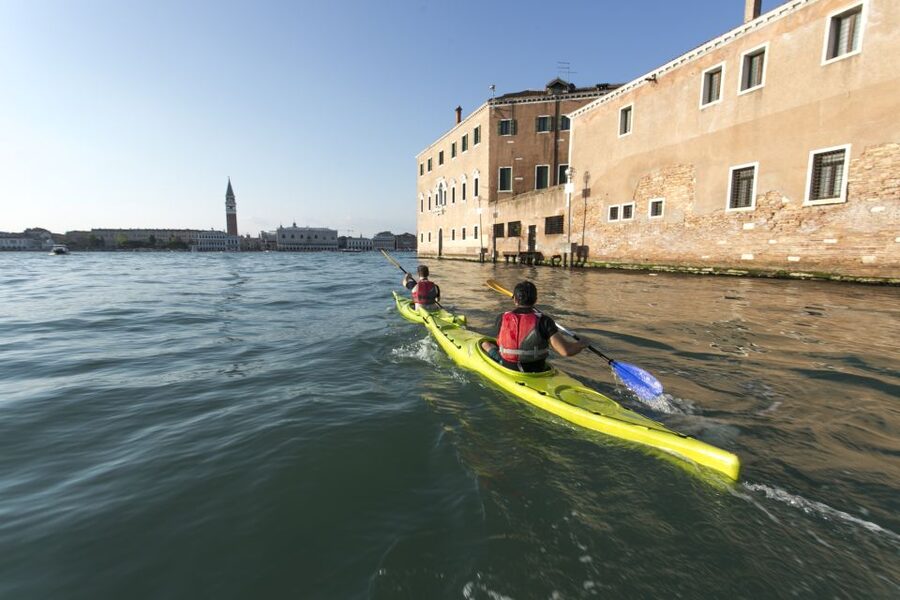 Venice: Guided Canal Kayak Tour at Day, Night, or Sunset - Guides who shape the experience