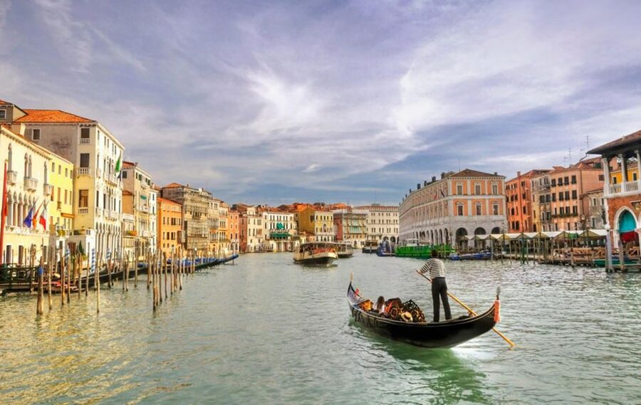 Venice: Private Gondola Cruise for up to 5 Passengers - Key Points at a Glance