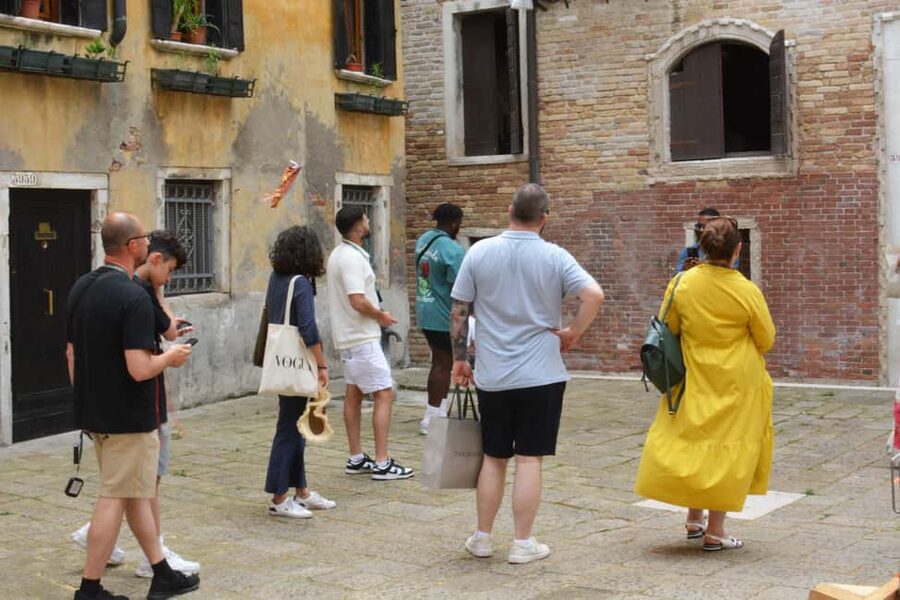 Venice: Rialto Bridge & Offbeat Unusual Venice Walking Tour - The optional gondola ride from water level