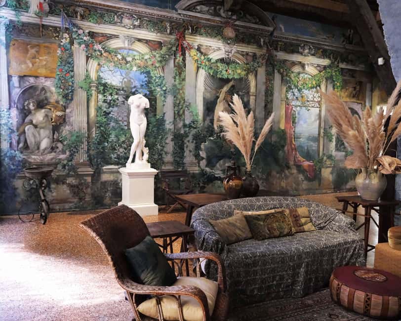Venice: Rialto Bridge & Offbeat Unusual Venice Walking Tour - Guides, languages, and group size