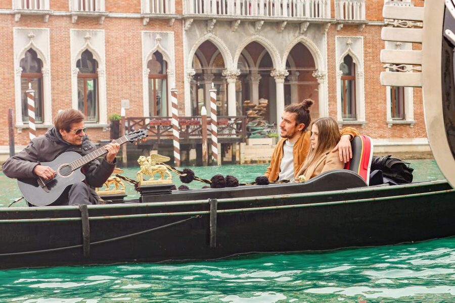 Venice: Shared Gondola Ride and Serenade - Choosing the best time of day