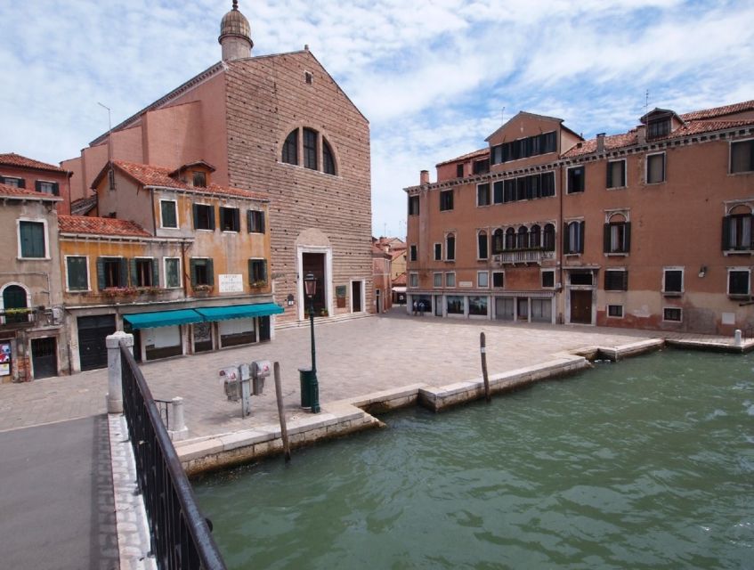 Venice: Sightseeing Tour with a Local expert - Crossing the Grand Canal at Rialto Bridge