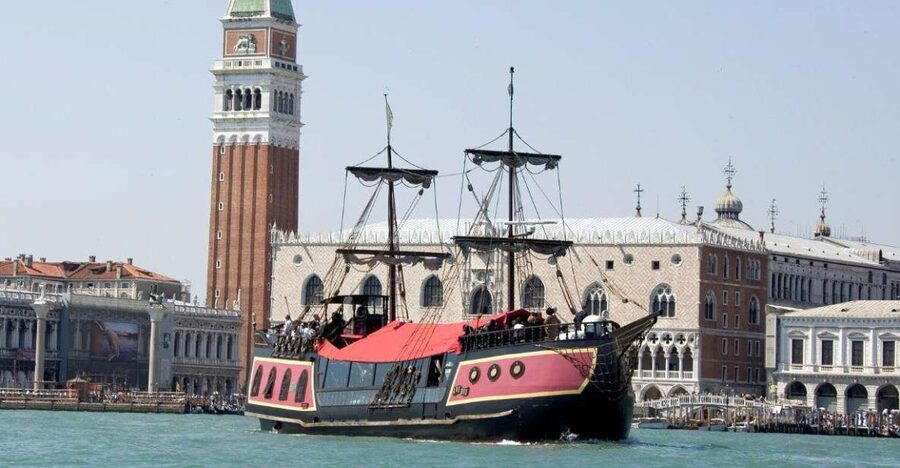 Venice: Venetian Lagoon Tour and Galleon Dinner - Murano, Mazzorbo, and colorful Burano