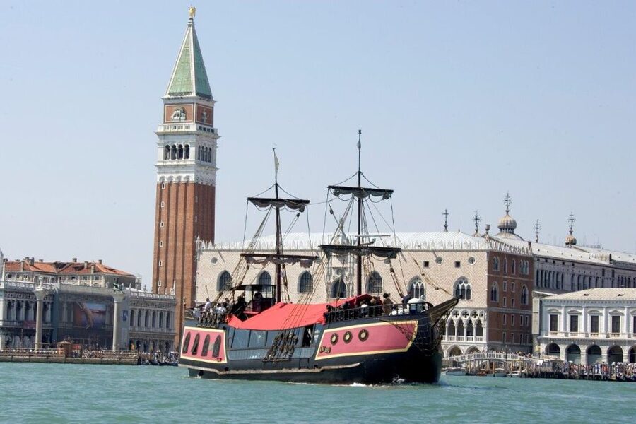 Venice: Venetian Lagoon Tour and Galleon Dinner - Dinner with Prosecco, wine, and plenty of food