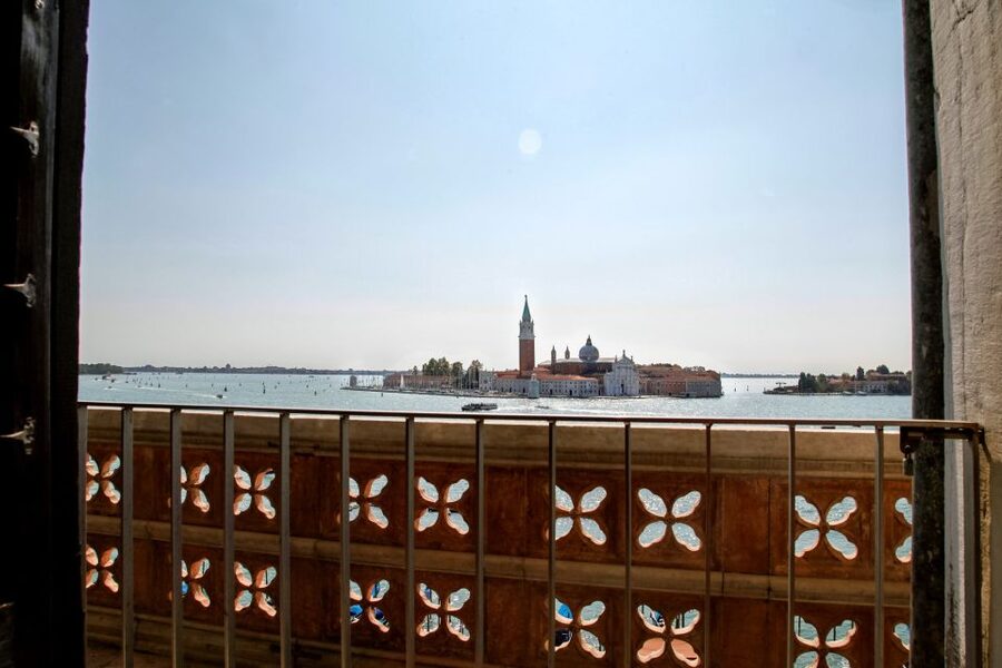 Venice: Walking tour, Doge Palace, & St. Mark's Basilica - Guides, Languages, and Group Size
