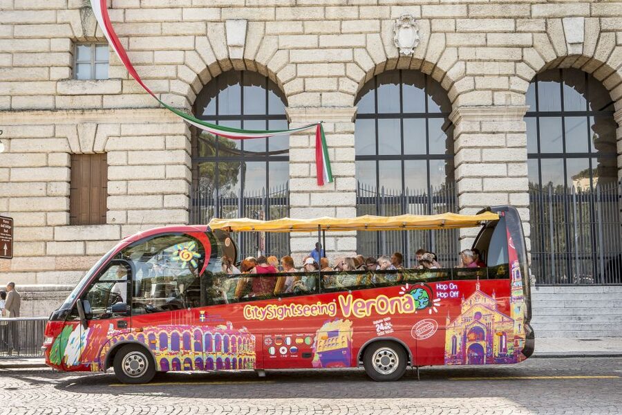 Verona: Hop-on Hop-off Tour 24 or 48-Hour Ticket - The red route links the main city sights